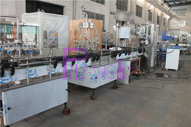 L'attrezzatura di riempimento dell'acqua lineare di 5000 BPH, plastica imbottiglia la macchina liquida del riempitore