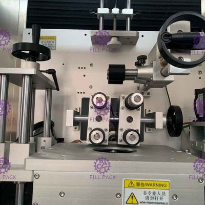 Etichettatrice degli strizzacervelli della manica del PVC dell'ANIMALE DOMESTICO dell'autoadesivo piano fotoelettrico della bottiglia