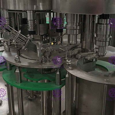 Attrezzatura imbottigliante commerciale elettrica 7.6kw della macchina di rifornimento acqua/del succo 330ml