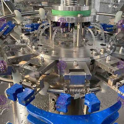 Linea gassosa automatica della macchina di rifornimento dell'acqua frizzante della bevanda di 4000BPH 2L con tirata Ring Cap