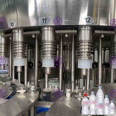 3 in 1 risciacquare di plastica della bottiglia della tappatrice 10000BPH del materiale da otturazione dell'acqua minerale di Monoblock